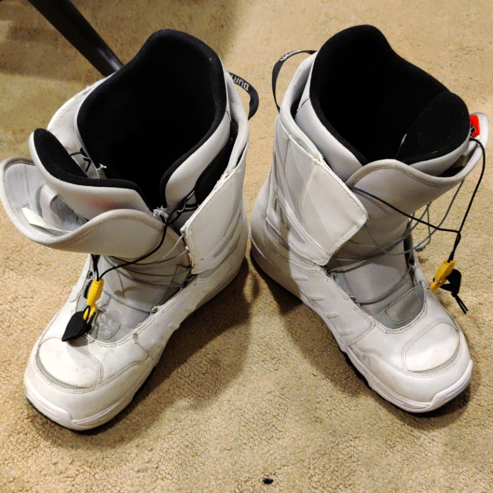 Snowboard boots